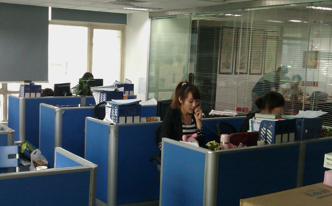 广告物料定制企业如何选择图文设计软件与线上印务服务对比分析
